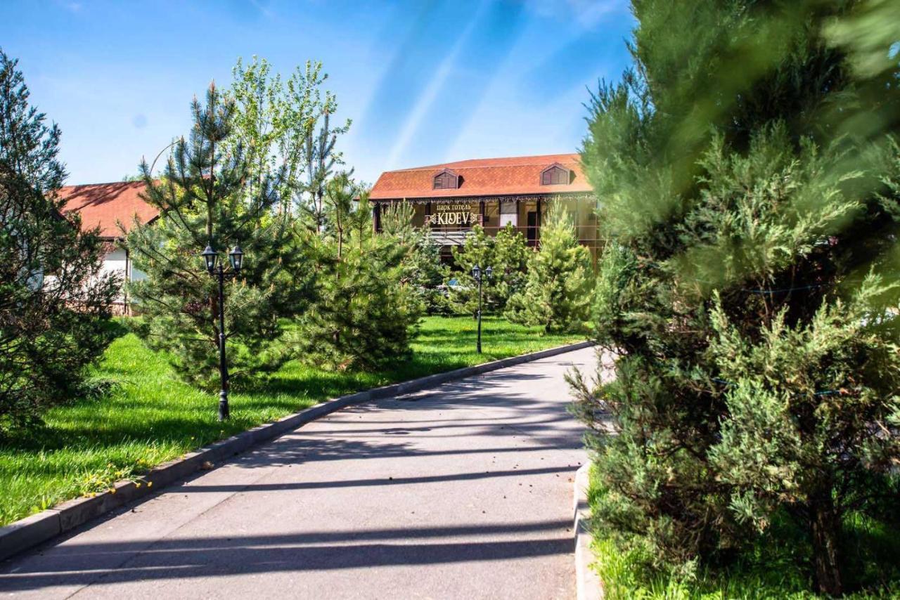 Park-Hotel Kidev Chubynske Εξωτερικό φωτογραφία