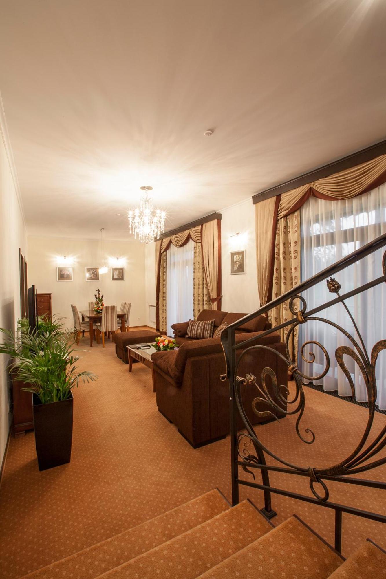 Park-Hotel Kidev Chubynske Εξωτερικό φωτογραφία